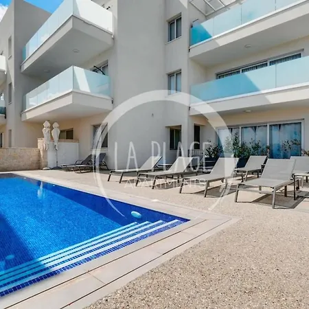 Apartman Mythical Blue Cozy 2 Bedroom En-suite Family Pool
