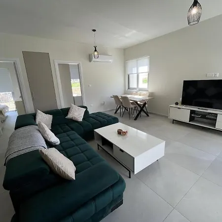 Mythical Blue Cozy 2 Bedroom En-suite Family Pool Apartman *