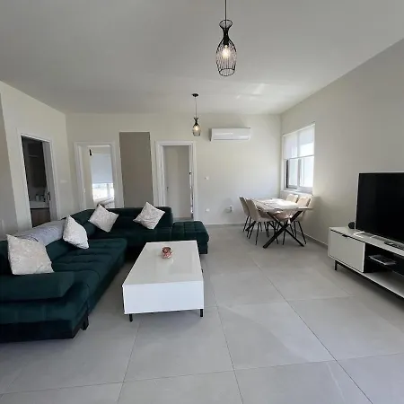 Mythical Blue Cozy 2 Bedroom En-suite Family Pool Lägenhet