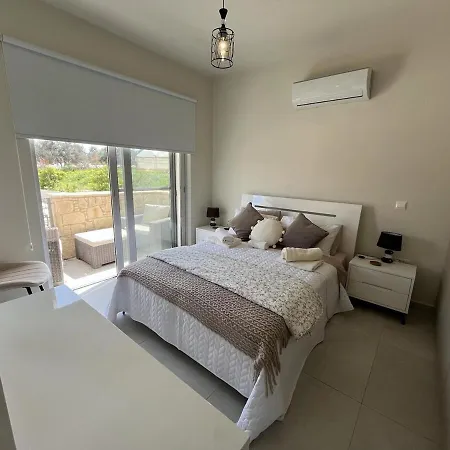 Mythical Blue Cozy 2 Bedroom En-suite Family Pool