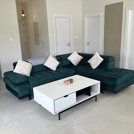 Mythical Blue Cozy 2 Bedroom En-suite Family Pool