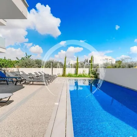 Mythical Blue Cozy 2 Bedroom En-suite Family Pool Apartman *