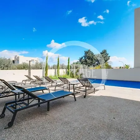 Mythical Blue Cozy 2 Bedroom En-suite Family Pool Apartman *