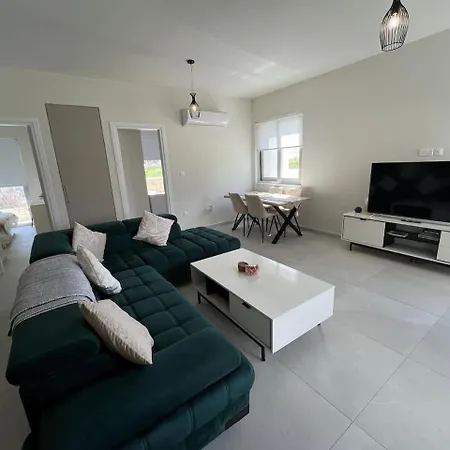 Cozy 2 Bedroom + 2 Bathroom W/ Pool Apartment Paralimni