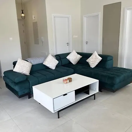 Cozy 2 Bedroom + 2 Bathroom W/ Pool