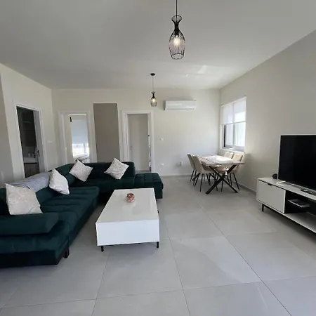 Cozy 2 Bedroom + 2 Bathroom W/ Pool Apartment